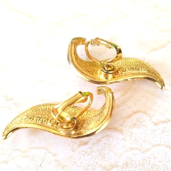 Vintage SARAH COVENTRY Gold Tone Leaf Earrings - Picture 2 of 8